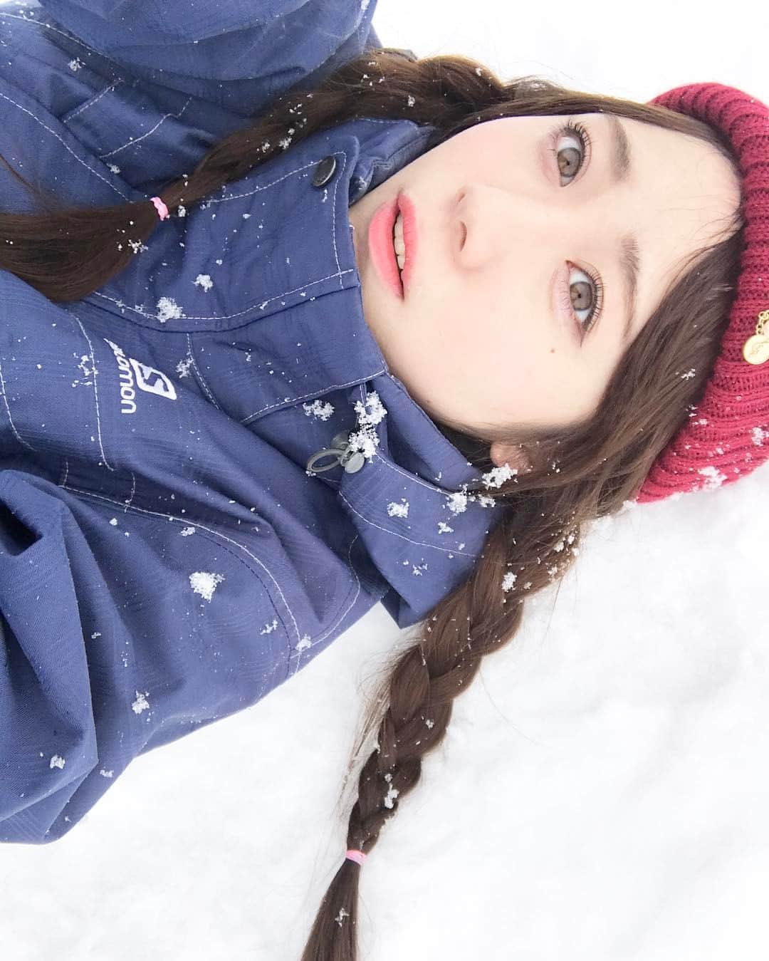 石塚つきみのインスタグラム：「雪のせいだ。的な？笑 雪って怖いイメージだったけどとっても楽しかった🙋🏼💕❄️ ＊ ＊ #jrskiski #ごっこ #japanesegirl #上越国際スキー場 #skii #snow #裸眼」