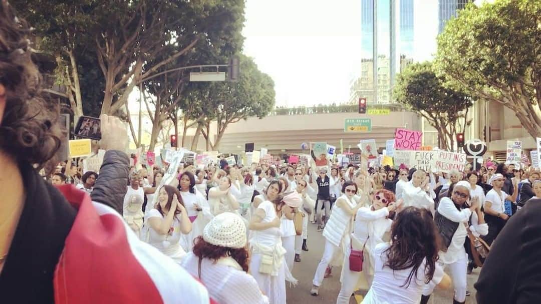 ジェシカ・ストループのインスタグラム：「A breath of life. Today we came together in an expression of love and hope. #strengthinnumbers #womensmarchla #grateful」