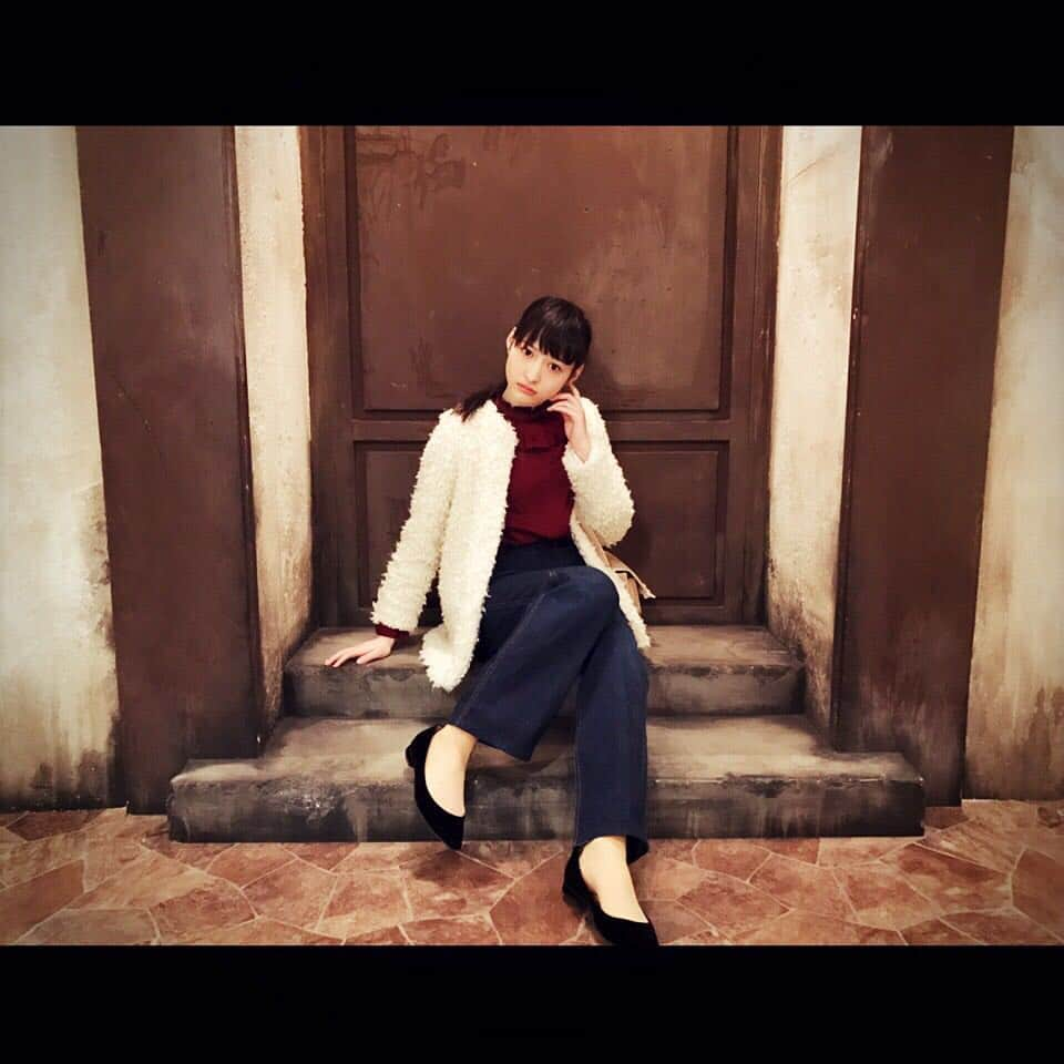 松野莉奈のインスタグラム：「まっつんclothes✨ outer:snidel tops:LilyBrown jeans:vintage shoes:snidel  #まっつんclothes  #snidel #lilybrown #vintage  #bluebell #50s」