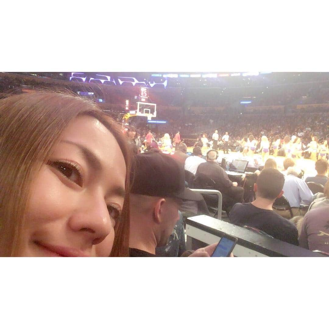 LINAさんのインスタグラム写真 - (LINAInstagram)「何と！ 前から６列目という スペシャルなチケットを頂き #chulo NBA 観戦に行ってきました！ お友達が 目の前に私の大好きな TEDに出てる マークウォールバーグがいると 騒いでいます♡ 去年 偶然に会った アマンダセイフレイドに続き TED出演者を 引き寄せる力が凄いです！！ 何とか 記念に写真をお願いしたい！笑 #MAX#LINA#LA #LAKERS #PACERS #stplescenter#night #friends#TED#weekend #hallywood#markwahlberg #amandaseyfried」1月22日 11時12分 - xxlina_now