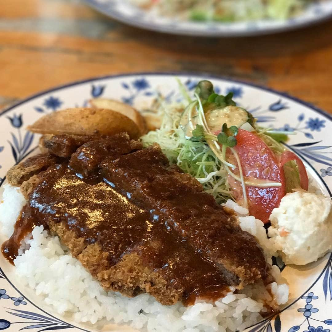 石田靖さんのインスタグラム写真 - (石田靖Instagram)「兵庫県稲美町コスモホールで新喜劇公演‼️ 1回目終わりでCAFE REST『ターンベリー』へ 加古川名物「かつめし」いただき〜 エラ美味し、おおきにごちそうさんです🙏🙏🙏 #兵庫県稲美町 #稲美町コスモホール #新喜劇公演 #新喜劇 #restcafe #ターンベリー #喫茶店 #加古川名物 #かつめし #石田靖 #おおきにごちそうさんです」1月22日 16時35分 - yasulog