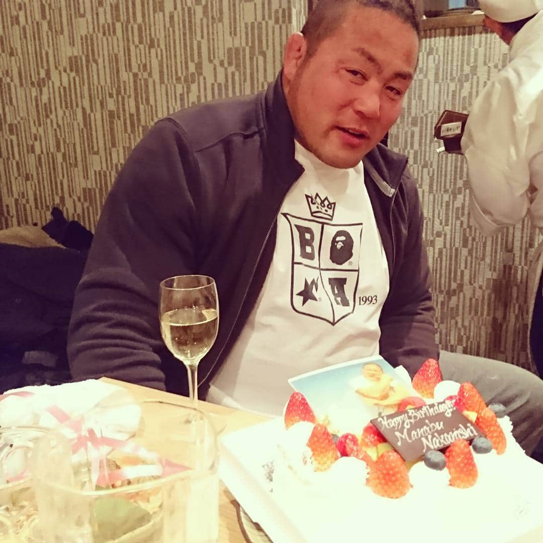 中西学のインスタグラム：「お誕生日をお祝いしてもらったドン！」