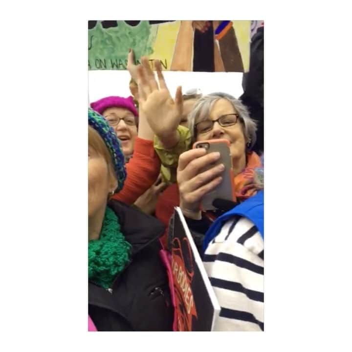 エマ・ワトソンのインスタグラム：「@womensmarch ✊️」