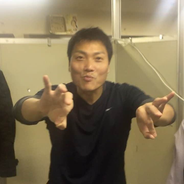 川島明のインスタグラム：「サバンナ八木さん 『はじめてのPPAP』 ⑴あまり意識して見たことがなかったということで頭に叩き込んでおられます。 ⑵完璧だというのでやってもらったところ独特の気持ち悪いリズムで披露してくださいました。 ⑶さらに応用編までやり出しましたが、何事も基礎ができていないのに冒険してはいけないんだという事を教えてくださっています。」