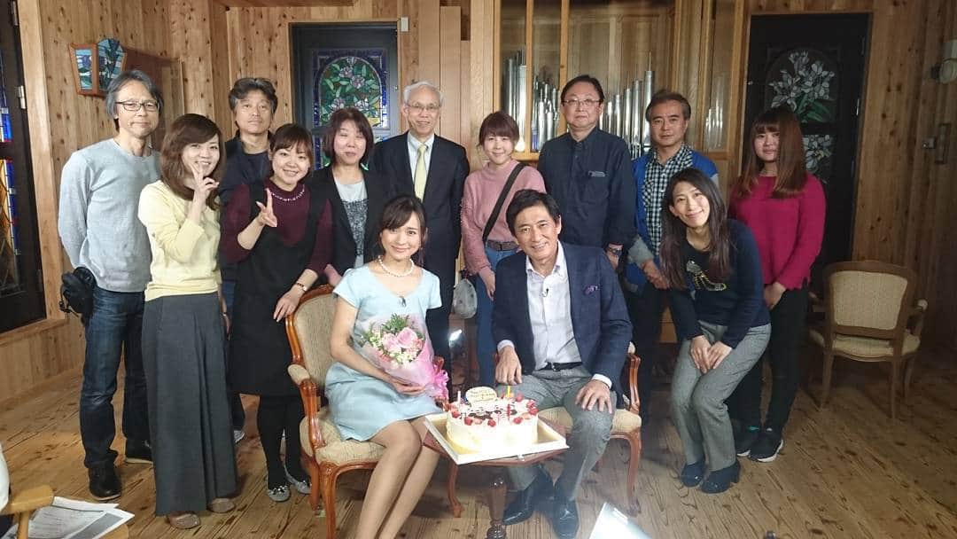 藤岡幸夫のインスタグラム：「音楽番組エンターザミュージックの愛すべきスタッフの皆さん。いつも笑いが絶えず家族のように番組作りをして３年目。 この日は相棒の繁田美貴テレビ東京アナウンサーの誕生日だった。この仲間達に出会えた事に心から感謝してます。長寿番組目指して頑張ります。」