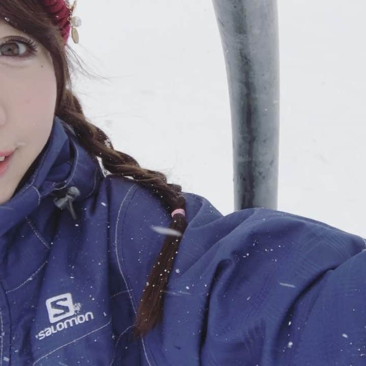 石塚つきみのインスタグラム：「無事に東京へ帰ってきました✌🏻 生まれて初めてリフトに乗ったりへぎ蕎麦食べたり😋💓 ＊ とっても、とってもたのしかった〜❄️ ＊ ＊ #travel #新潟 #上越国際スキー場 #niigata #japanesegirl #winter #wintersport #リフト #生まれて初めて #🎵」