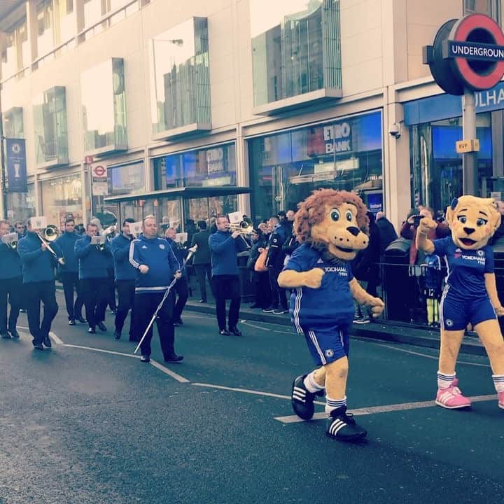 MEGのインスタグラム：「ゆるいパレードに遭遇した 🎶 #この曲すき #chelsea」