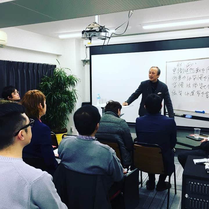 Discovery Meinohama Westのインスタグラム：「今月の交流会ゲストは大野尚さんをお呼びしました！ . .  今だから聞けるあのエイチ・アイ・エス創業当時のお話や起業に関わる様々な知恵やヒントを 惜しみなく非常にわかりやすい言葉で語っていただきました。 . . 会場いっぱいの参加者の方たちの胸を打つ熱い語りがとても印象的で、 参加者の方はそれぞれの未来に向けて多くのことを持ち帰られたことと思います。 . .  大野さん数々の貴重なお話をありがとうございました。 . . 講演会の後は恒例の交流会でした。今回は初参加者の方が多かったにも関わらず、 講演会や起業についての会話もはずみあっという間にお開きの時間となりました。」