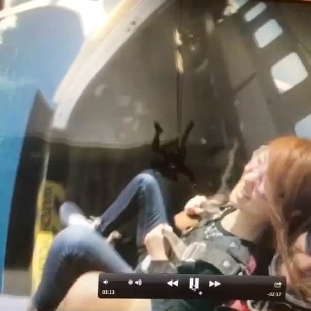 のインスタグラム：「ハワイ留学してたときのスカイダイビングのむーびーでてきた🙈💓✈︎飛ぶ前に、死んでも文句言いません🙈っていう許可書かかされるよー🙆  #絶叫系好きの極み#風圧で顔面ちぎれそうなる#スカイダイビング#ハワイ」