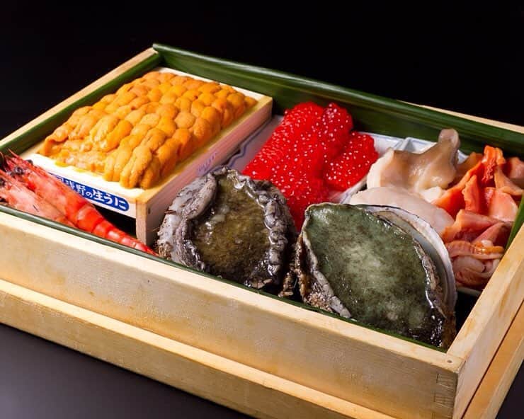 たかべ鮨のインスタグラム：「旬の天然活魚を漁港から直送。 築地の最高食材も揃います。 @ym1008ym #漁港直送 #築地 #最高食材 #たかべ鮨 #寿司 #江戸前寿司 #江戸前鮨 #西麻布 #隠れ家 #sushi #takabesushi #tsukiji」