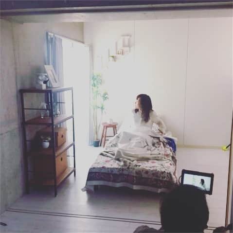 高橋絵理さんのインスタグラム写真 - (高橋絵理Instagram)「今日は朝からCM撮影。 ライディングがとっても上手で本当に朝日が部屋に入ってきてる感じが表現できました。 その分野のプロというのはやはりすごいなと改めて感じました。 私も自分の仕事極めたいな。 #CM撮影  #撮影小物のスタイリング頑張りました #異素材の布を重ねてコーディネートするといいらしい #テーブルクロス可愛いのあったから思い切ってチョイス #シングルサイズのベッドにぴったりでした#zarahome  #インテリア」1月23日 21時37分 - erieri1110