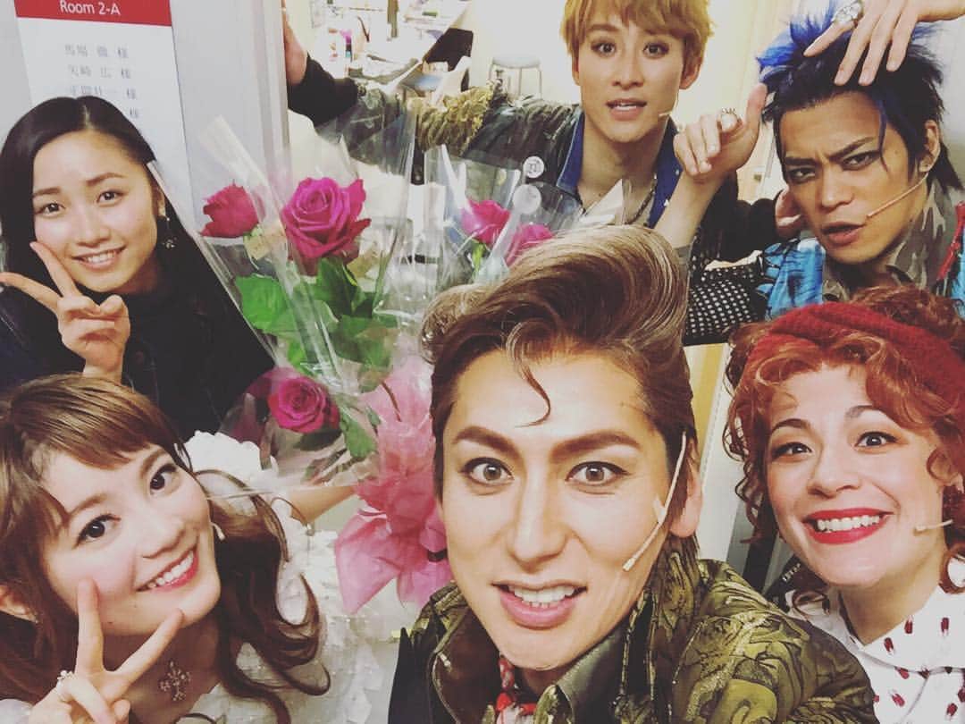 川久保拓司さんのインスタグラム写真 - (川久保拓司Instagram)「昨日、1月22日は乃木坂46の生田絵梨花ちゃん20歳のバースデー。 舞台上&舞台裏でもお祝いしました。 しかし20歳、いわゆる『ハタチ』。自分のハタチを思い出すと…めっちゃくちゃガキんちょだった！ 今のいくちゃんにハタチのオレが出会ったら、きっとものすごく大人に見えるんだろうなぁ(^^;; 本当におめでとう！  #生田絵梨花#乃木坂46#ロミオとジュリエット#シルビアグラブ#馬場徹#小野賢章#木下晴香#romeoandjuliet#shakespeare#musical#stage#act#actor#actress#japan#japanese」1月23日 15時44分 - takuji_kawakubo