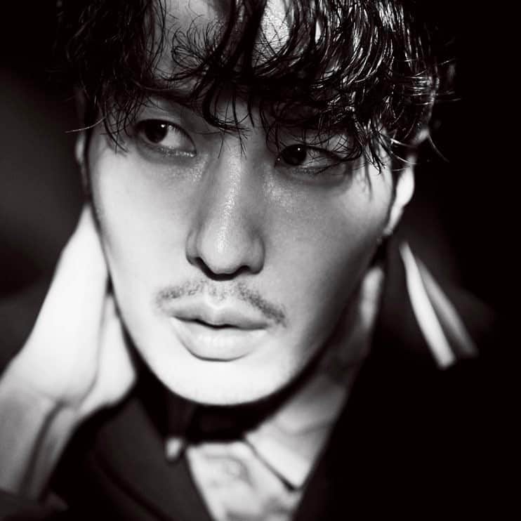 キム・ジソクのインスタグラム：「이거 쑥쓰럽구먼 혹은 제가 안그랬는데요 포즈.  #ELLE Feb. photo by 김선혜실장님👏」