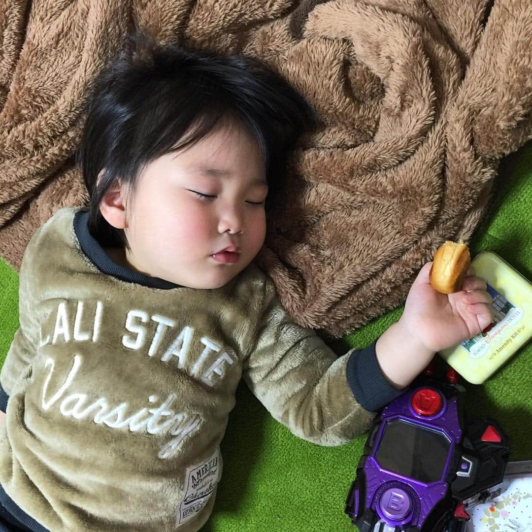 ぺんちゃんねるのインスタグラム：「* またまた * パン食べたいというから 渡してご飯作ってたら また寝てたwww * しかも食・べ・か・け！！ * いい夢みてね笑 * * #follow #kids #instakids #TagsForLikes #children #childrenphoto #love #cute #adorable #instagood #young #sweet #like #little #fun #photooftheday #family #baby #instababy #play #happy #smile #instacute #ファインダー越しの私の世界 #幸せ #かわいい #子供 #親バカ部 #親バカ」