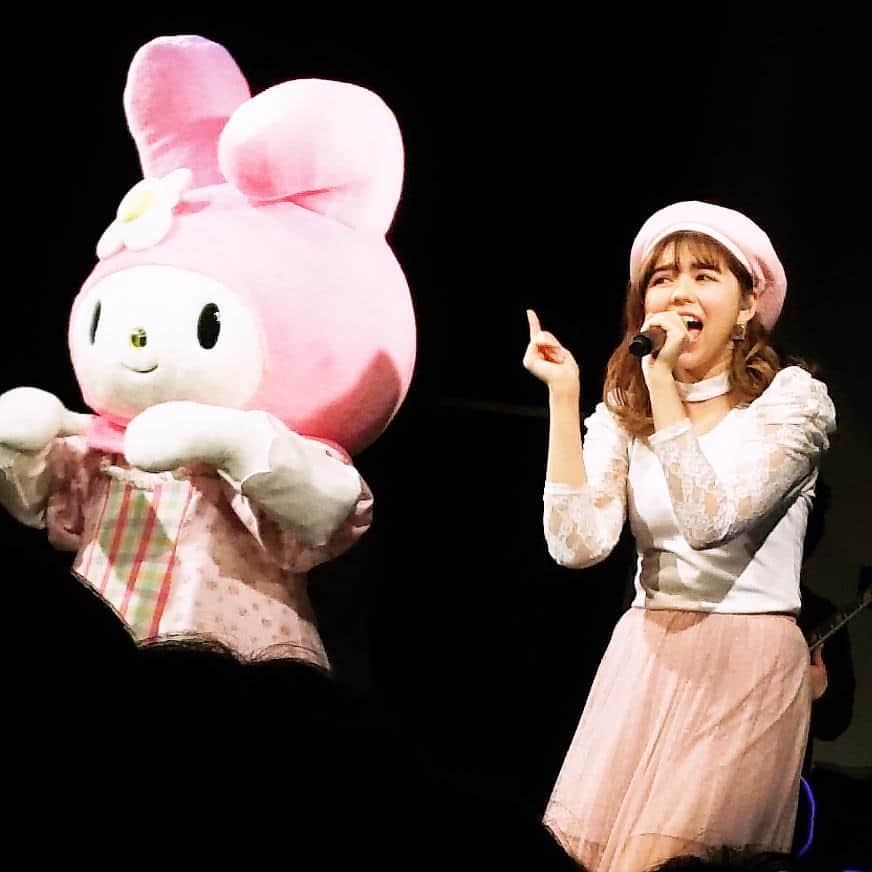 M-ON! MUSIC｜エムオンミュージックのインスタグラム：「メロチューこと、メロディー・チューバックのコンベンションライブへ\(`•ㅅ•´)ﾉ  大好きなマイメロちゃんとのコラボにウッキウキなメロチュー（笑）。 今週メジャーデビュー＆20歳の誕生日を迎えるメロチューの活躍に期待！[ジャガー]  #メロディーチューバック #メロチュー #マイメロ #monmusic #zoomup #artisttalk #artisttalkのメインmcも応援に駆けつけました #melody」