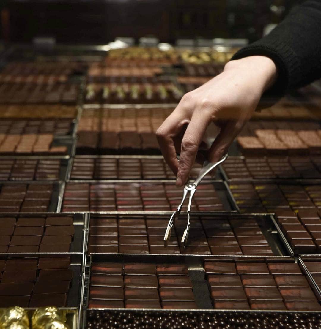 Hanako公式さんのインスタグラム写真 - (Hanako公式Instagram)「【チョコレートと抹茶】パリ7区にある〈ジャンポールエヴァン〉の本店は、今年30周年！ 一粒から買えるボンボンショコラは37種もあるんです。  #hanako #ハナコ #チョコレートと抹茶特集発売中 #チョコレート #抹茶 #ショコラティエ #ショコラトリー #スイーツ #バレンタイン #ジャンポールエヴァン #本店 #和素材チョコ #パリ #パリ7区 #ボンボンショコラ」1月23日 20時09分 - hanako_magazine