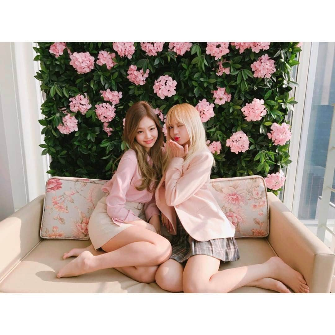 BLACKPINKさんのインスタグラム写真 - (BLACKPINKInstagram)「#BLACKPINK#JEN#LISA#TB#PINKPINK#리사사진투척스타그램#BLINK 🌸🌸🌸🌸🌸🌸🌸🌸🌸🌸🌸🌸🌸🌸🌸🌸🌸🌸🌸」1月23日 23時15分 - blackpinkofficial