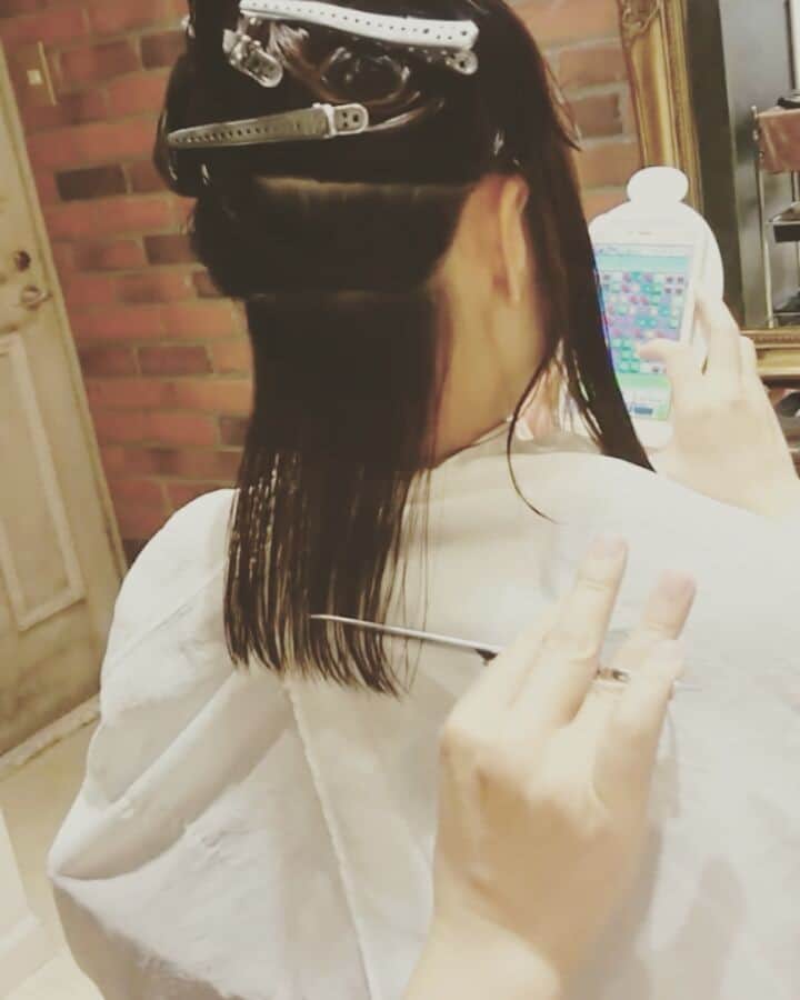 浜口ユウイチのインスタグラム：「ベーシックワンレングス  hair @hamaguchiyuichi  #gite#ジーテ #gitebyCoreFlock#ヘアスタイル#ファッション#ヘアデザイン#東横線#武蔵小杉#元住吉#日吉#美容室#美容師#美容学生#アシスタント#サロン#サロンモデル#サロモ#ミディアム#ボブ#グレージュ#ヘアカラー#アッシュ#外ハネ#スタッフ募集#パイナップル#candycrush#サイドは水平#前から見たときの微妙な透け感を出すため耳回りとネープセクションのみ毛量と質感調整」