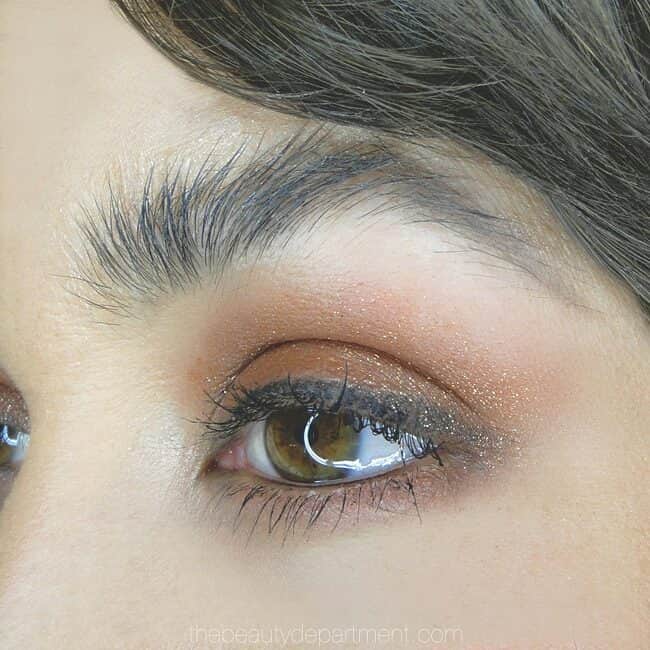 The Beauty Departmentのインスタグラム：「Try this Feathered Brow Trick using something you already have in your handbag! (Tutorial by @amynadinemakeup, link in bio!)」