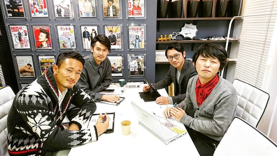 梅野源治のインスタグラム：「バークインスタイルの事務所で 亀山マネージャー・三崎マネージャー・古郡マネージャーとミーティング  #梅野源治 #戦略会議中です  #メチャクチャ心強いです #お忙しい中いつもありがとうございます!!! #感謝 #ミーティング #バークインスタイル #BARKinSTYLe #GenjiUmeno」