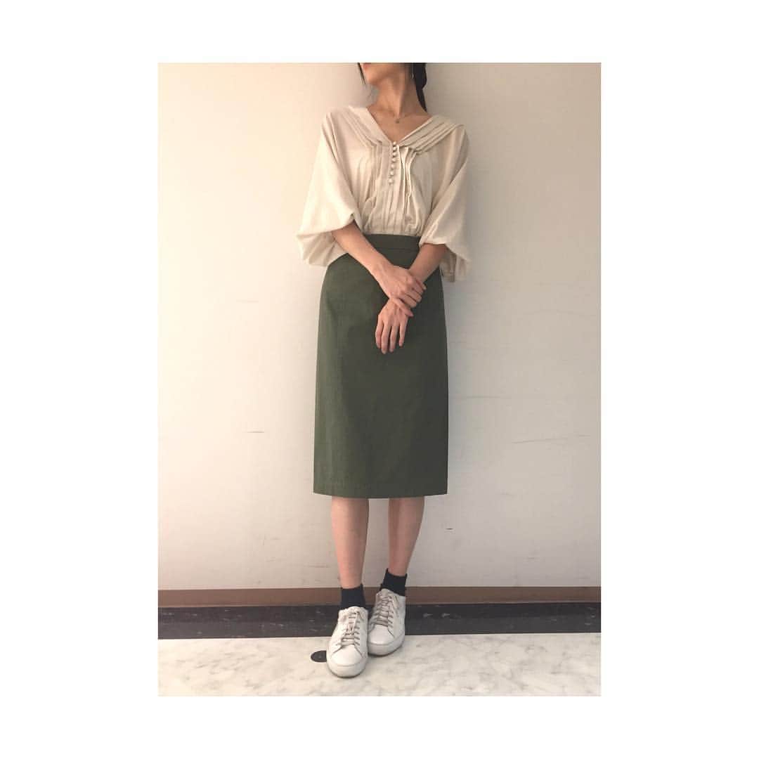 アミウのインスタグラム：「AIRY BROAD BLOUSE  No.26307043 Col.ECRU,BLACK  Size.38 MILITARY TWILL SKIRT  No.26105051 Col.KHAKI Size.38 amiwshinjyuku 03-6279-4604 #amiw#amiwshop#blouse#ecru#skirt#khaki#fashion#coordinate」