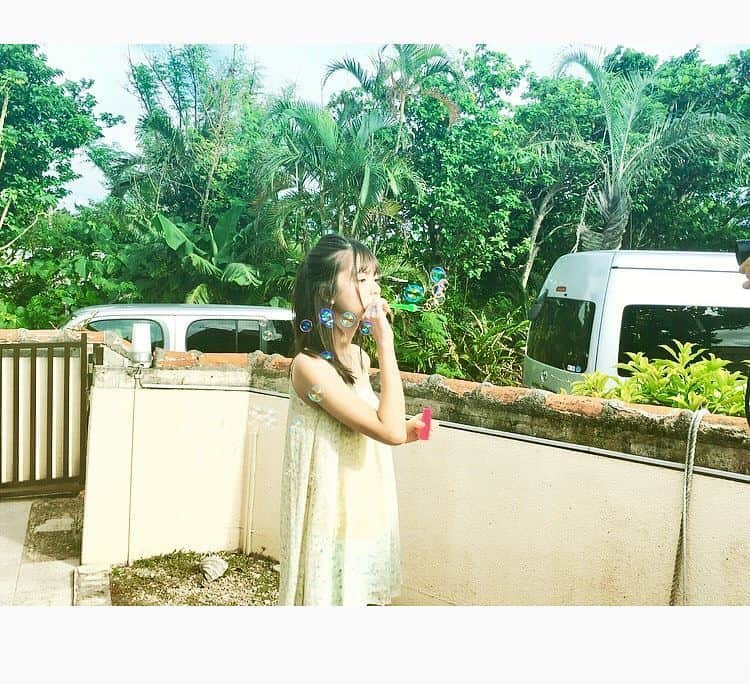 齋藤飛鳥 写真集『潮騒』のインスタグラム：「最後の撮影。 あしゅとしゃぼん玉。  #齋藤飛鳥#シャボン玉#潮騒 #いただきまあしゅ#いよいよ明日発売」