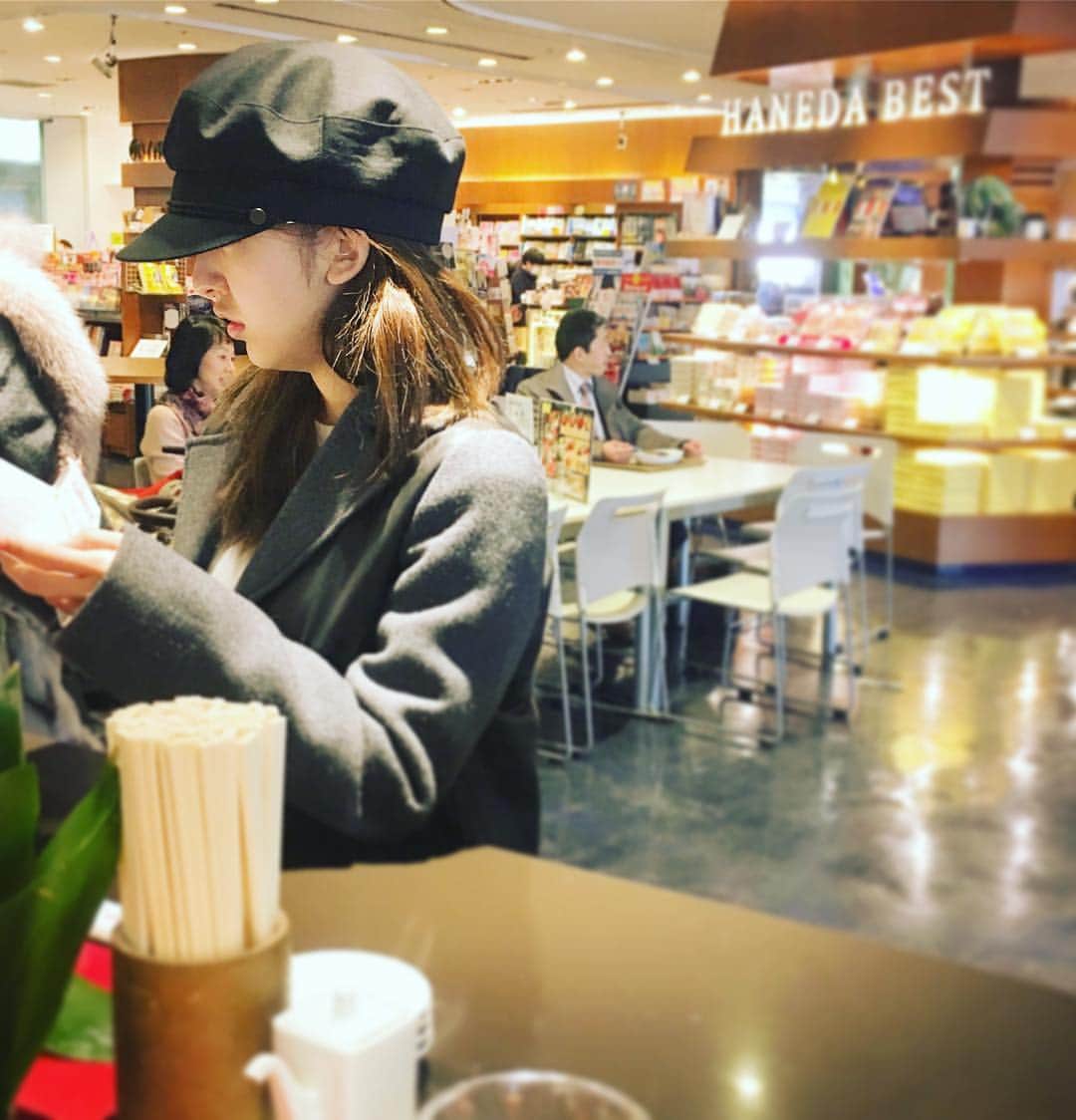あびる優さんのインスタグラム写真 - (あびる優Instagram)「ふと見たら、、👻 メニュー凝視中😳隠し撮り📸 行き先は一緒だよ✈️ #airport#sushi#ともちん#発見#いや#むしろ#誘われたみたい#笑」1月24日 12時52分 - yuabiru74