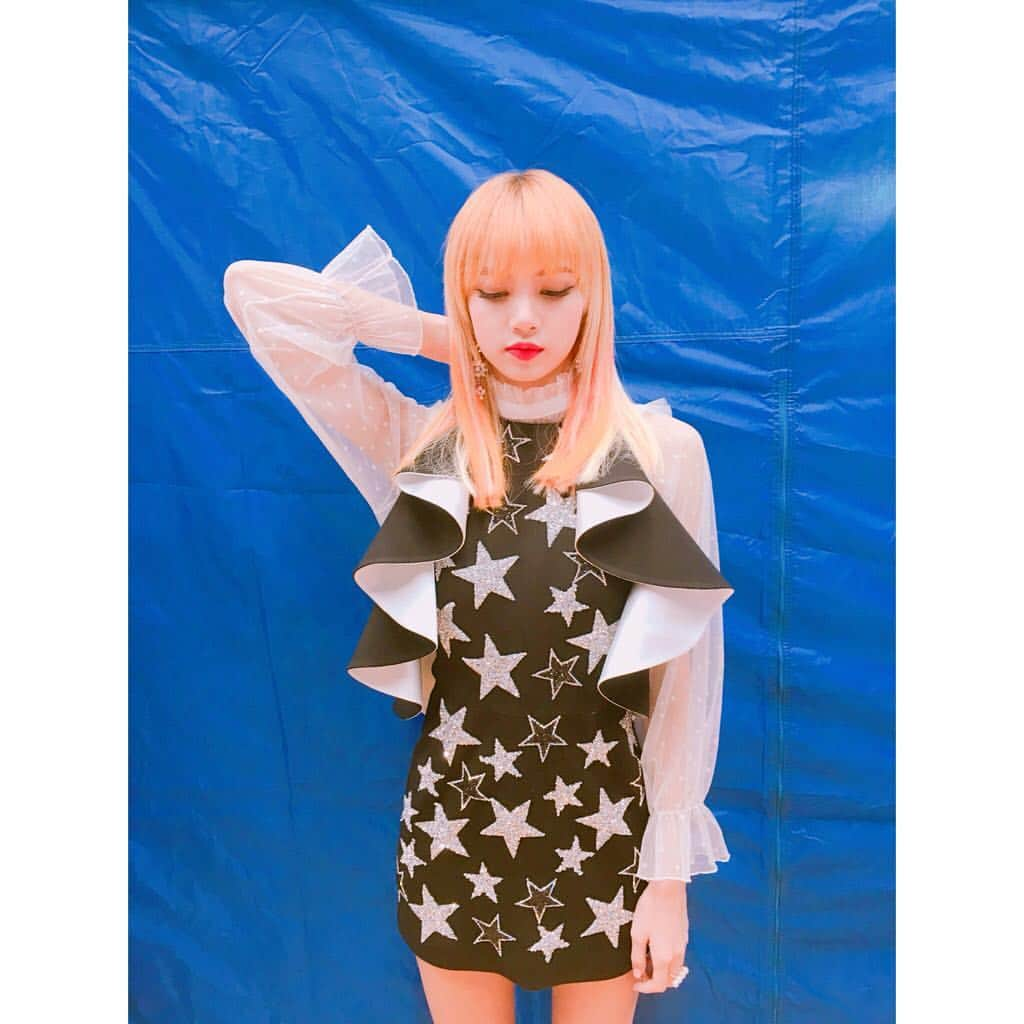 BLACKPINKさんのインスタグラム写真 - (BLACKPINKInstagram)「#리사#블랙핑크#blackpink#lisa#ลลิซ ✨BLINK여러분들~💞 오랜만이에용!ㅎㅎ너무 보고 싶어용😆오늘 다들 뭐하셨어요?? 제 생각하셨나요? ㅋㅋㅋㅋ날씨가 너무 추워서 다들 따뜻하게 입고 다녀요~>< 꼭!!!! 오늘도 블핑이들 꿈꿔여 여러분🌙 Good night!」1月25日 1時43分 - blackpinkofficial