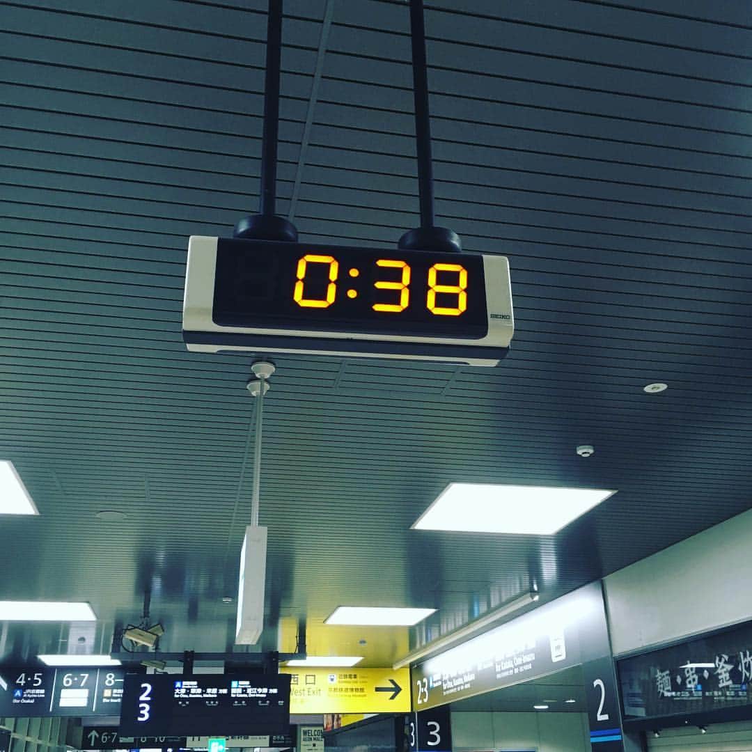 吉見一起さんのインスタグラム写真 - (吉見一起Instagram)「鳥取から名古屋に帰るつもりが大雪のためほとんどの電車が運転見合わせ 始発の電車が18時に動いて乗り込んだら姫路で新幹線乗れず、そのまま京都まで 京都着なんと0時半すぎ 6時間も電車に乗ってたの初めてでした。」1月25日 1時54分 - kazukiyoshimi_official