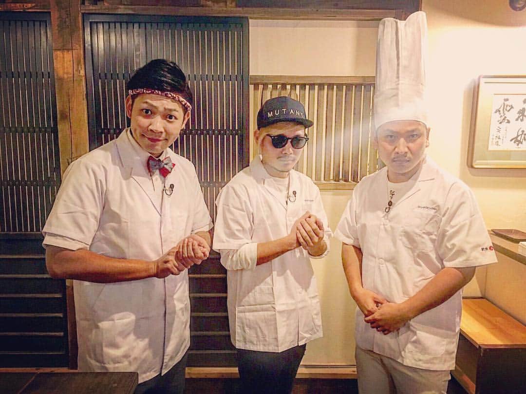 Roverのインスタグラム：「. へいらっしゃい!! . ベリーグッドマン新アルバムのRECが本日完了したので、寿司職人になろうと思います!! . #なんでやねん #このままその道で頑張れ #読売テレビ #音力のロケ #宇都宮まきさん #ディレクターたっさん #お世話になりました #めっちゃおもろいから観て #明日の深夜1時50分くらい #ひでの才能が爆発 #おれ米が手につきすぎて引いた #MOCA帽子のクセが止まらない #みんななら3人のうちどの寿司屋に行きますか」