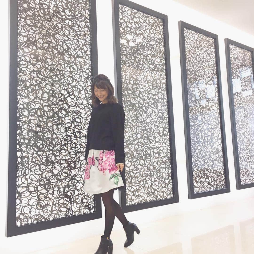 澤田南のインスタグラム：「モノトーンにも飽き始めた今日この頃。 明るい色味をすこしプラスするだけで寒い日も気分上がるな〜！ カジュアル大好きだけど、柄物と大ぶりな花柄になんだかんだで惹かれてしまうのです♡ . #millioncarats のスカート❀ . #ミリオンカラッツ #スカート #花柄 #花柄スカート #フレアスカート #脱モノトーンコーデ #日々の暮らしに彩りを #ootd #コーデ」