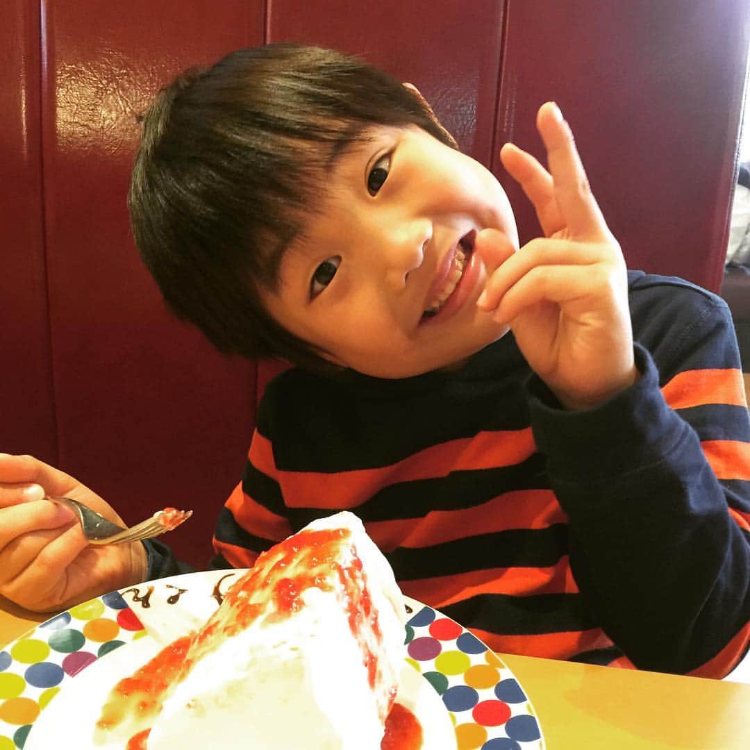 ぺんちゃんねるのインスタグラム：「* ひとり好き * ぼくね、明日幼稚園でひとりで冒険するんだ！ 本当はひとりで遊ぶのが好きなの。 だって、邪魔されたくないから。 * 寝る前に、いきなり話してきた！ なんだ！どうした！？何かあったのか！？ * 話聞いたら 何かあった訳じゃないみたいなんだけど こうちゃんはどうやらひとりで遊びたいらしい。 * 自分の遊びの世界で 途中で友達が「いーれーて！」って来て 中断されるのが嫌なんだって。 * そうだね。 ひとりがいい時もあるよね。 私も旦那も大人数よりでワチャワチャするより ひとりが好きなタイプ。 * 性格も似てくるのかな。 * 「ママもひとりは好きだよ」と話したら 「じゃぁなんで、お友達とジュース飲んだりしてたの？」 と突っ込まれて笑 は？なんの話だ？って思ったんだけど 前に、私が高校生の時仲よかった友達と よくジュースを分け合って 飲んだりしてたよって話をしたんだけど なぜかその話をこうちゃん覚えていて。 よくそんな話覚えてたな〜。 ちゃんと話聞いてるんだねぇ。なんて感心したり。 * 家ではギャーギャーうるさいきいちゃんがいるし こうちゃんも大変だよね。 * 明日も楽しく遊べるといいね♪ * * #follow #kids #instakids #TagsForLikes #children #childrenphoto #love #cute #adorable #instagood #young #sweet #like #little #fun #photooftheday #family #baby #instababy #play #happy #smile #instacute #ファインダー越しの私の世界 #幸せ #かわいい #子供 #親バカ部 #親バカ」