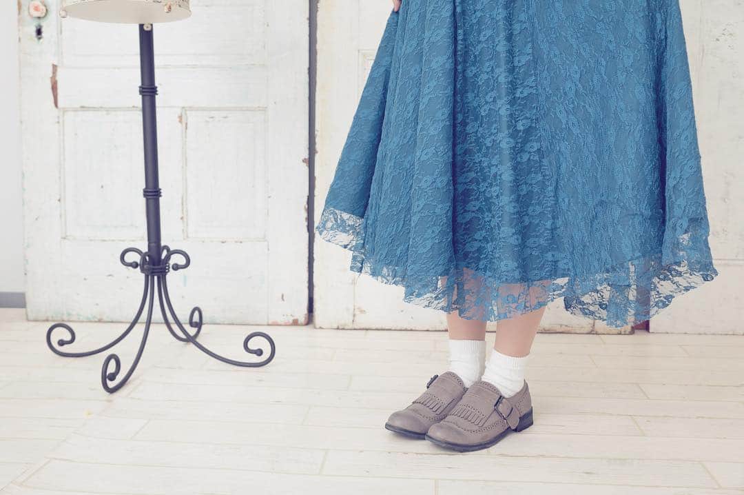 河村友歌さんのインスタグラム写真 - (河村友歌Instagram)「この写真好きなんだ！足元だけ〜！ #足元倶楽部 #足元 #スカート #レーススカート #レース #lace #skirt #ロングスカート #longskirt #靴」1月25日 4時27分 - xmasyk