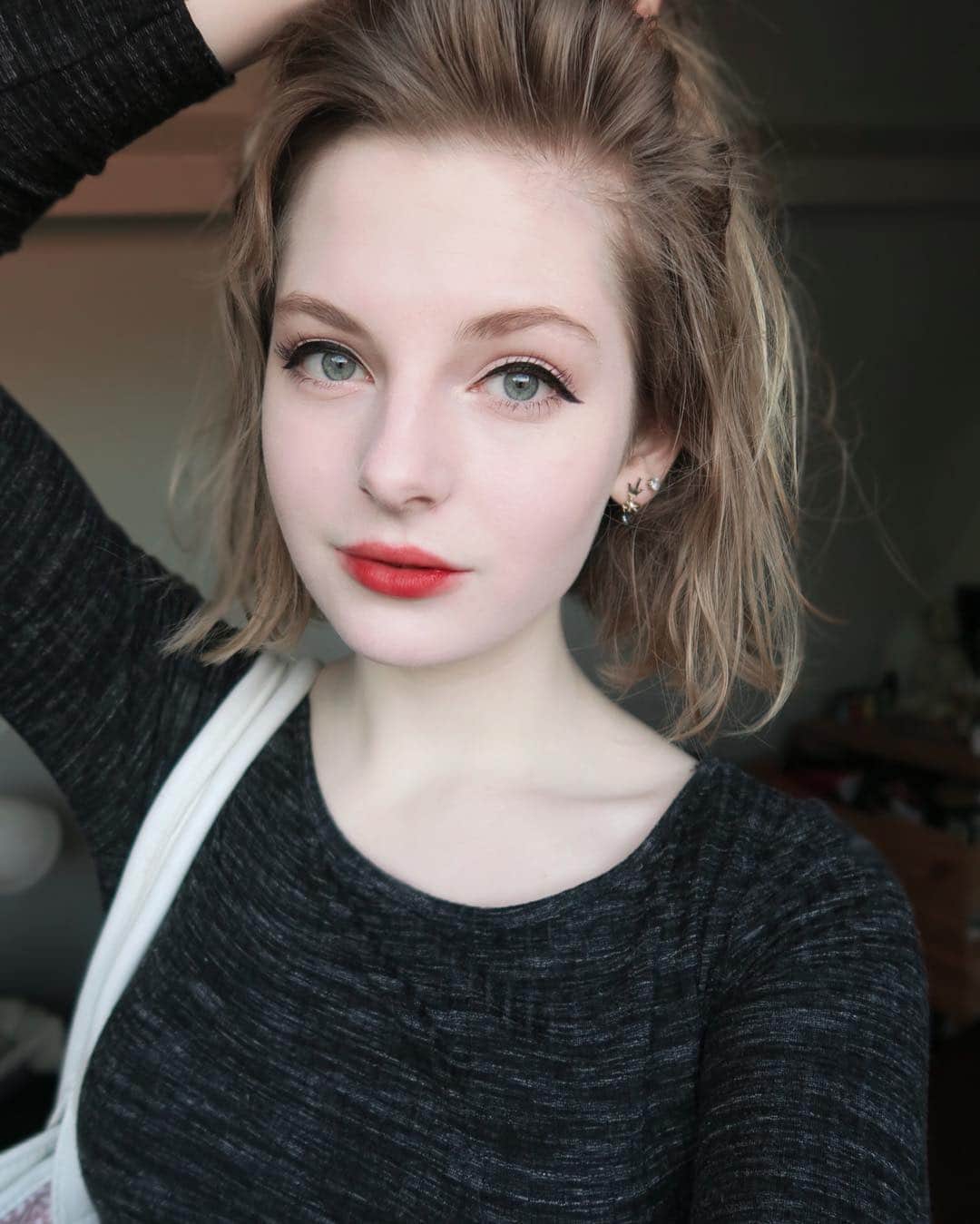 Ella Freyaのインスタグラム：「Ella without bangs? It's not a myth 😜 I used to have very long hair and no bangs when I was 16. Anyone on here remember that? Probably not 😂 I only posted on Facebook back then.」