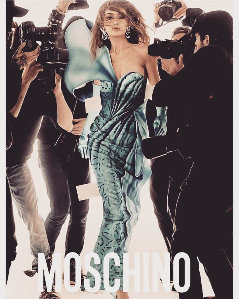 ジジ・ハディッドさんのインスタグラム写真 - (ジジ・ハディッドInstagram)「caught in a @moschino moment 🎥🎥 SS17 by the one and only #StevenMeisel 💙 thank you always, love you sooo @itsjeremyscott @carlynecerfdedudzeele」1月25日 5時39分 - gigihadid