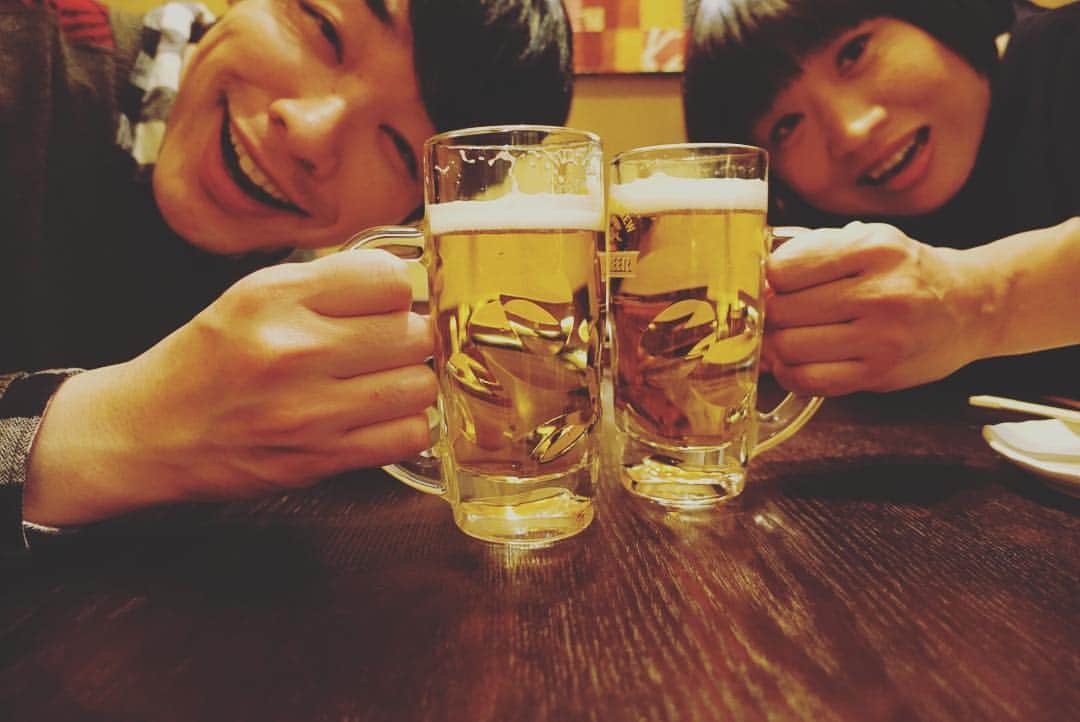 川島明のインスタグラム：「長野でライブして、しずちゃんと打ち上げ。 しずちゃんとは自分達でお客さんのイス並べたりしてインディーズライブやってた頃からの仲。 あれから18年ぐらいたってるけど二人とも楽しく仕事やれてることに感謝だ。」