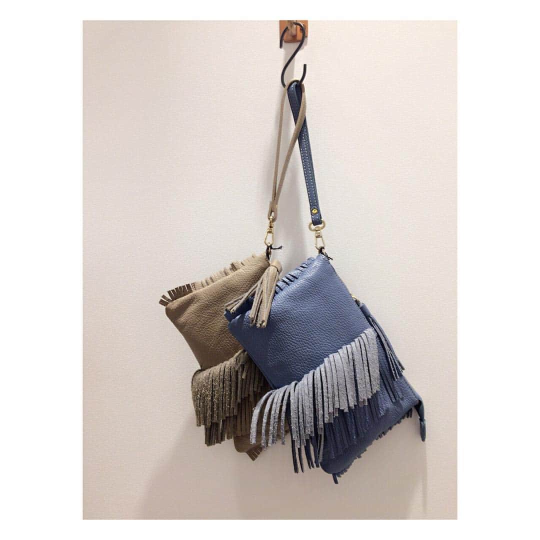 アミウのインスタグラム：「LE CAMP FRINGE ポーチ NO:76354032 Color:CAMEL,BLUE  amiwshinjyuku 03-6279-4604  #amiw#fashion #coordinate #bag#ポーチ」