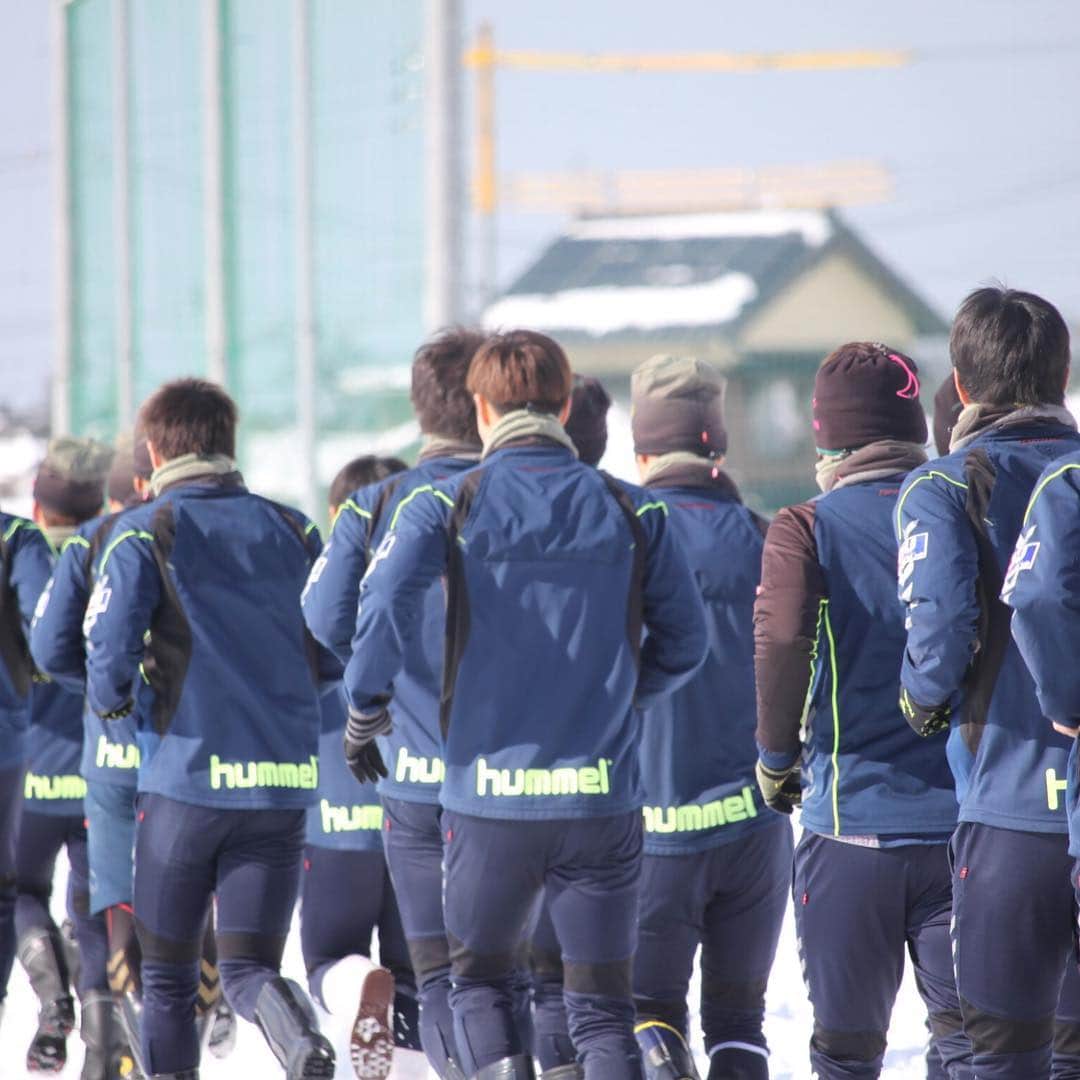 ガイナーレ鳥取さんのインスタグラム写真 - (ガイナーレ鳥取Instagram)「長靴を履いて走る選手達 #ガイナーレ鳥取 #雪トレ」1月25日 20時13分 - gainare_tottori