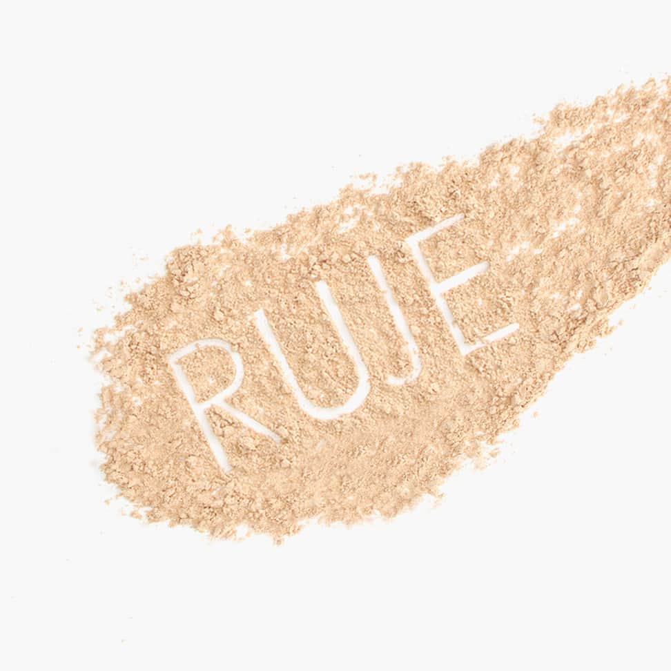 RUJE COSMETICSのインスタグラム：「【New Year Beauty】 時間が経っても崩れにくいBBルーセントパウダー。キメ細かな透明感で肌に優しく密着。 あなたの理想のベースメークを #RUJE で。  #ルジェ #sunshine #beach #fitgirl #美肌 #BBクリーム #ベースメイク #bluesky #madeinjapan #powder」