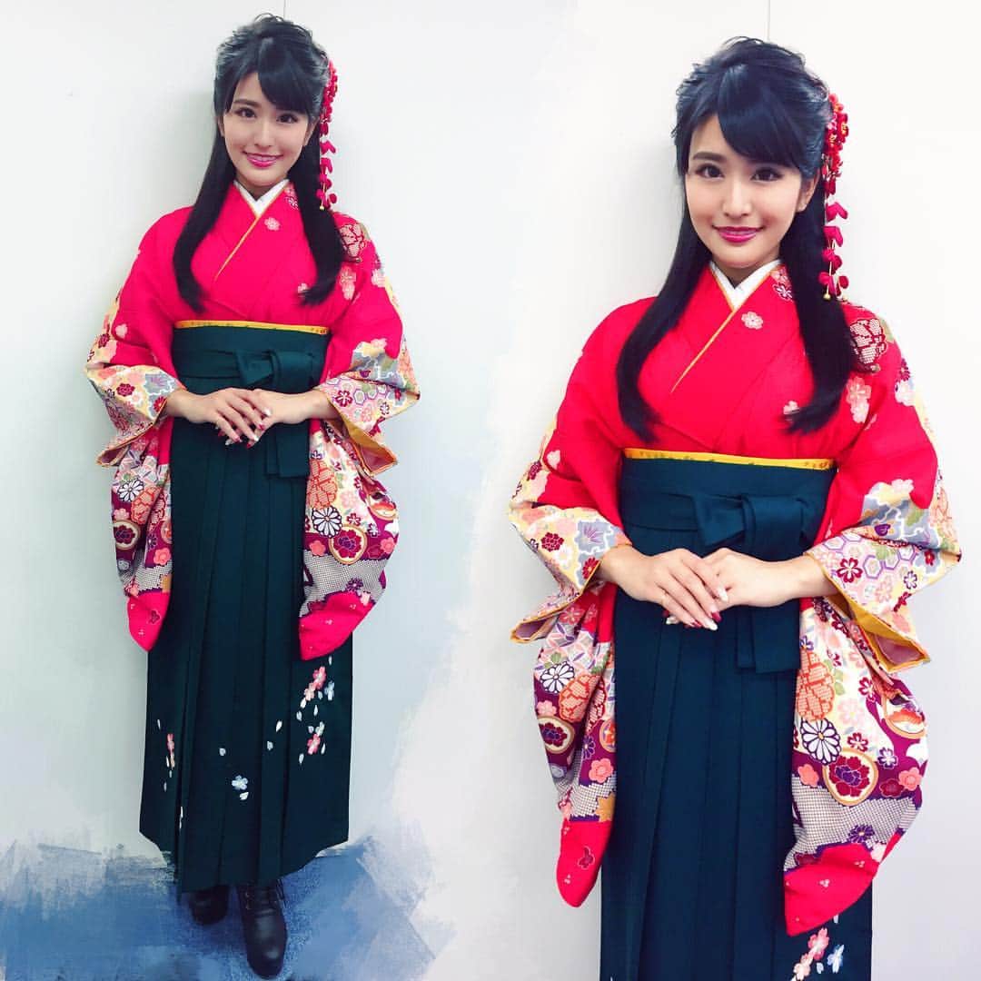 鈴木まりなのインスタグラム：「・ ・ 卒業式の前撮り👄 袴も髪飾りも真っ赤💋💋 ・ ・ #袴 #卒業式 #大学卒業式 #関西学院大学 ・ ・ ・ #撮影 #レッド #赤 #赤リップ  #和 #日本 #日本人 #黒髪  #鈴木マリナ #dj #girlsdj #femeledj #model #djlife」
