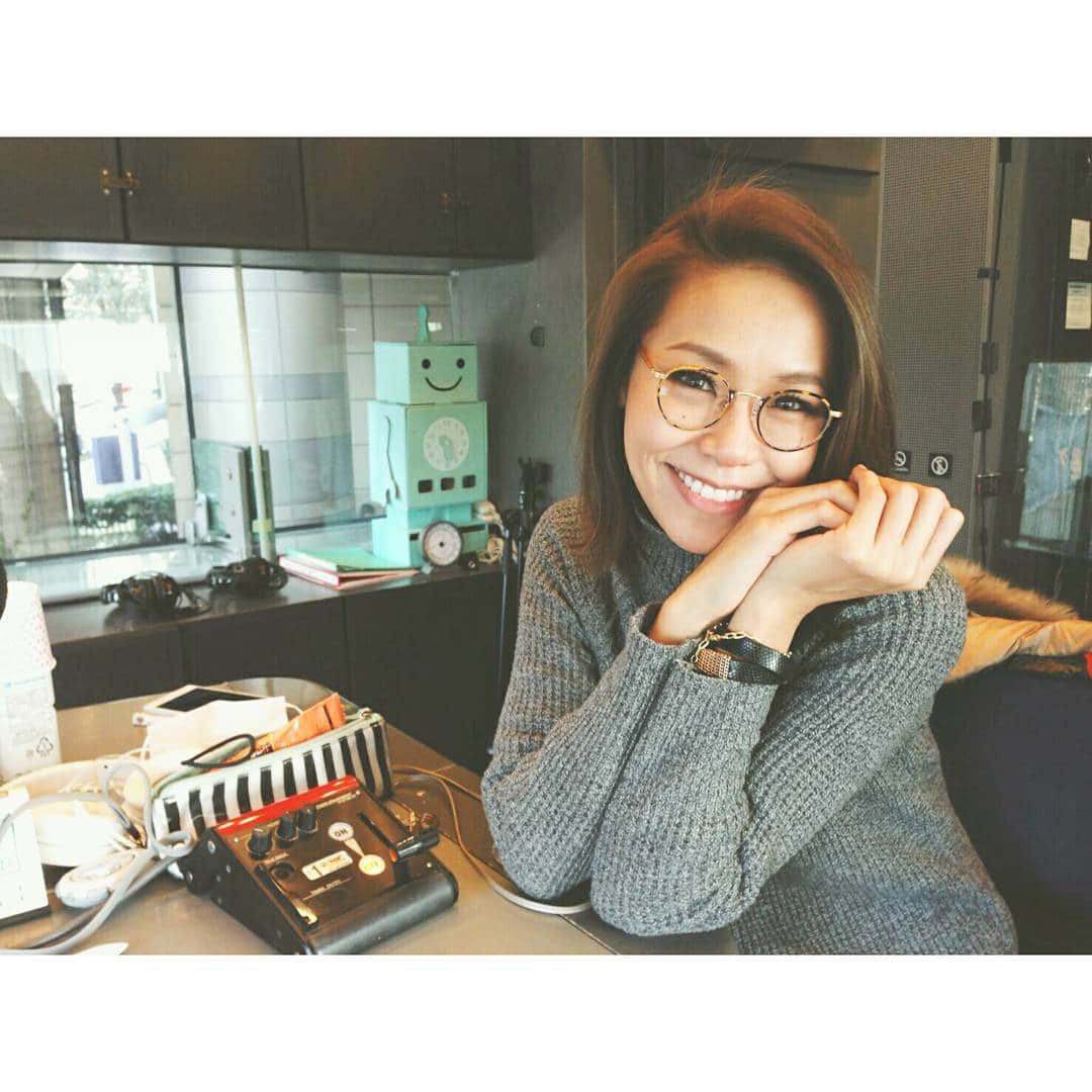 のインスタグラム：「今週ラストのJ-WAVE, "ACOUSTIC COUNTY"!!! ゆったりとお送りしています～😊 今日はナビゲーターの落合隼亮さんをお迎えして、今年のグラミー賞に注目していきますよ🎶  #jwave #acousticcounty #akosakakura #glasses #tokyo」