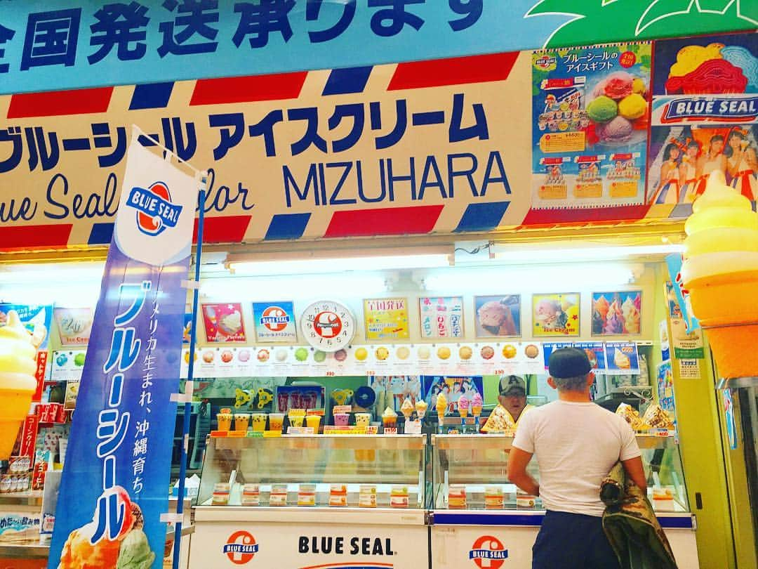 あびる優さんのインスタグラム写真 - (あびる優Instagram)「悩み中🍧  #family#husband#fun#happy#icecream#食べ歩き#家族#彼#ブルーシール#アイス#アイスクリーム#心待ち#後ろ姿#幸せ#滲み出てる#こう見えて#甘党」1月26日 14時53分 - yuabiru74