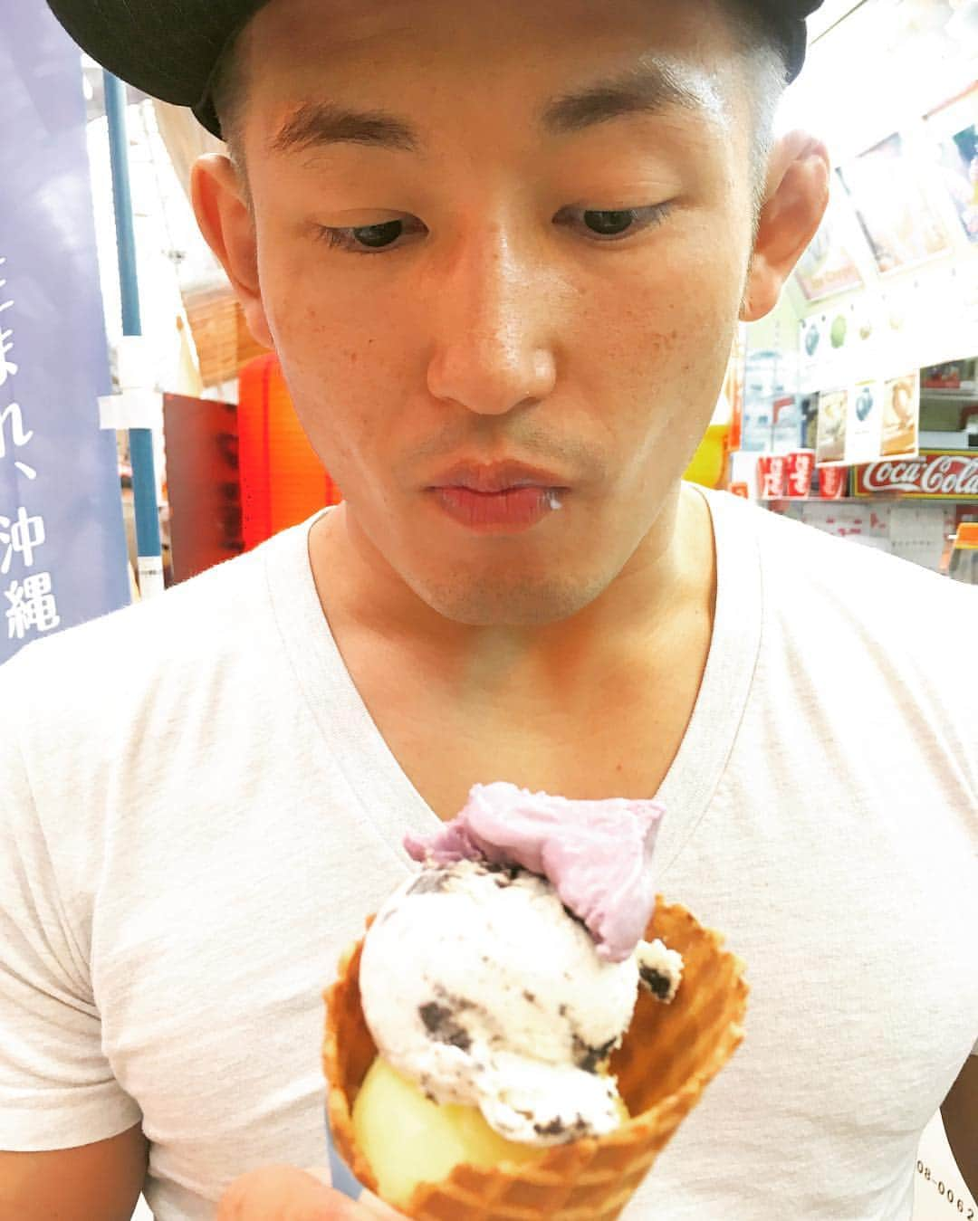 あびる優さんのインスタグラム写真 - (あびる優Instagram)「幸せそう☺️🍦💕 かわいい❤️ #family#husband#fun#happy#icecream#食べ歩き#家族#彼#ブルーシール#アイス#アイスクリーム#幸せ#滲み出てる#こう見えて#甘党」1月26日 14時56分 - yuabiru74