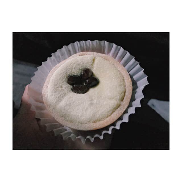 のインスタグラム：「抹茶のチーズタルト？か分からないけど、トロトロでめっちゃ美味しかった（ ; ; ） 抹茶 馅饼 가루차 타르트 Powdered green tea tart #抹茶 #タルト #おやつ 🍰🍰」