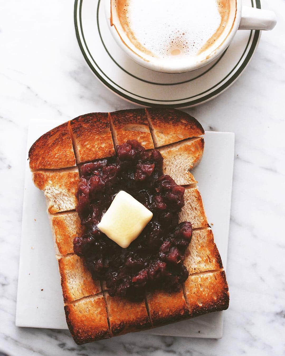 樋口正樹さんのインスタグラム写真 - (樋口正樹Instagram)「Toast & Cappuccino . 今朝はあんバタートーストとカプチーノ😋 . #あんこ部 #あんバター #あんバタートースト #あんトースト #あずき #鷹番トースト #エムサイズ #おしゃパン #おうちカフェ #カプチーノ #ヴィセロイ #breakfast #toast #cappuccino #adzuki」1月26日 7時44分 - higuccini