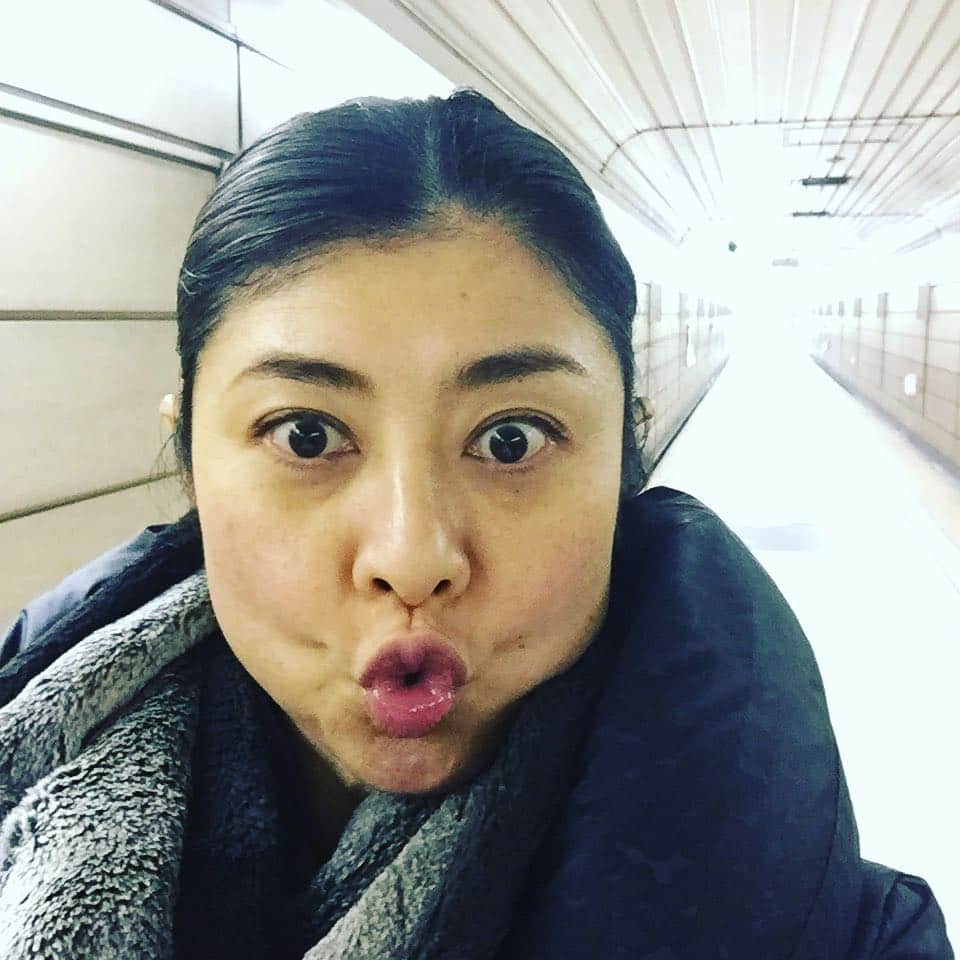 間々田佳子のインスタグラム：「私の顔ヨガロード‼️ 勝手にそう呼んで この地下道を通る時はかならずポーズしながら歩く😊💕 #顔ヨガ #間々田佳子 #顔ヨガ間々田佳子」