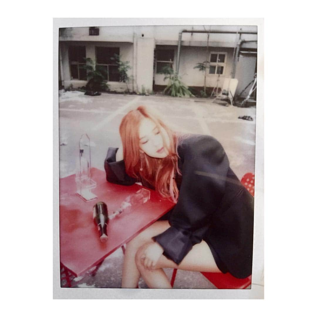 BLACKPINKさんのインスタグラム写真 - (BLACKPINKInstagram)「#BLACKPINK#ROSÉ#STAY#BEHINDTHESCENES#TBT STAY MV behind the scenes」1月26日 11時05分 - blackpinkofficial