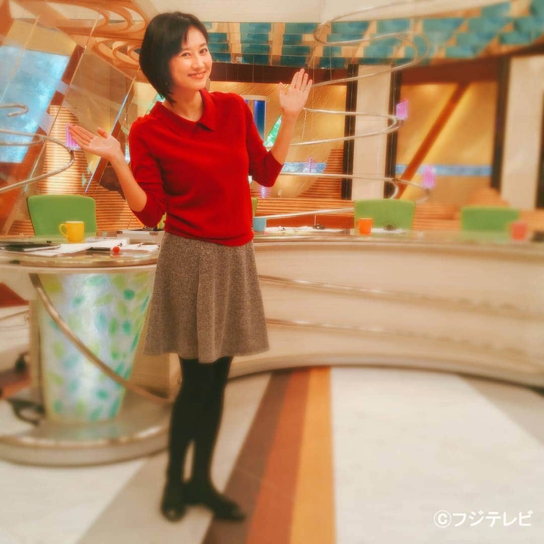 フジテレビ「とくダネ！」のインスタグラム：「今日の菊川さんは、深みのある大人っぽい赤に、やわらかいミニのフレアスカートでかわいらしさをプラス♪ #菊川怜 #とくダネコーデ #どんなセリフが合うでしょう #とくダネ大喜利 #ファッション #コーディネート #フレアスカート #ミニスカート #今日のコーデ #コーデ #大喜利 #2017 #1月26日 #水曜日 #とくダネ #tokudane #fujitv 170126」