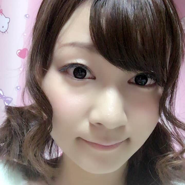 ヒラヤマンのインスタグラム：「髪の毛巻いたけどぴょんぴょん跳ねる！もう少し伸びてからやなぁー。」