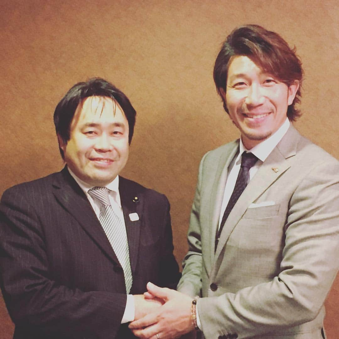 多村仁志さんのインスタグラム写真 - (多村仁志Instagram)「今日は、実家がある厚木市の神奈川県議会議員の山口たかひろさんにお会いして来ました。 山口県議のお父様は、元厚木市長の山口巌雄さんで、WBCで世界一になった時に厚木市民功労賞を授与してくれた方です。 山口県議ともその時からの知り合いなので挨拶に行って来ました。 #厚木  #厚木市  #市民功労賞  #挨拶  #県議会議員  #wbc  #授与式」1月27日 0時26分 - hit_tamu